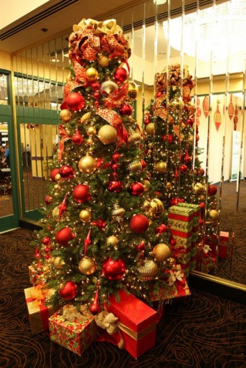 gold-and-red-christmas-tree-decorating-ideas-2xrkvxtijzinjjdjoo816o